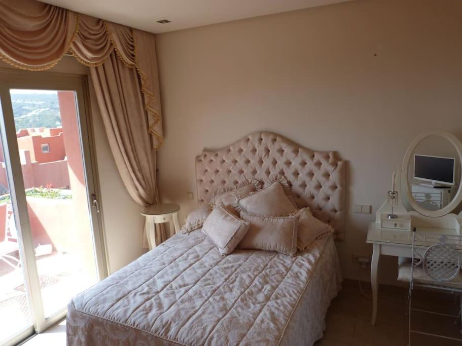 Вилла Luxurious Townhouse With Sea Views Манилва Экстерьер фото