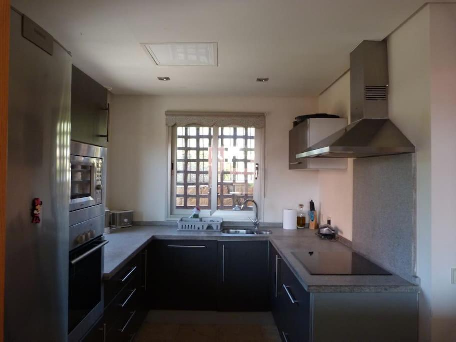 Вилла Luxurious Townhouse With Sea Views Манилва Экстерьер фото